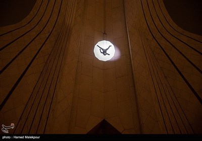 پرواز معلق(رینگینگ) بر روی برج آزادی