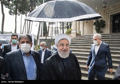 حجت‌الاسلام حسن روحانی رئیس جمهور در حاشیه آخرین جلسه هیئت دولت در سال 1399 