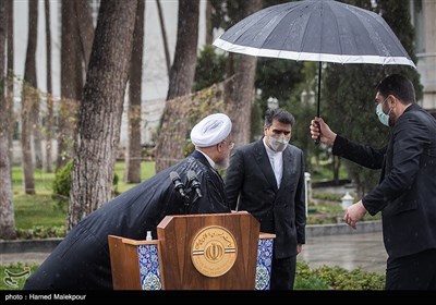 حجت‌الاسلام حسن روحانی رئیس جمهور در حاشیه آخرین جلسه هیئت دولت در سال 1399 
