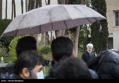 الحکومة الإیرانیة تعقد اجتماعها تحت الأمطار