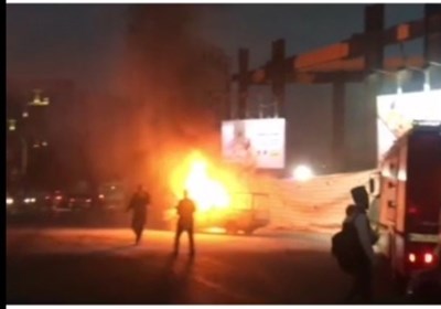  مأمور پلیس برای متوقف کردن خودروی شعله‌ور به دل آتش زد + تصاویر 