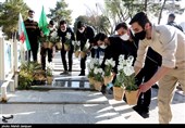 مراسم عطرافشانی و گل‌گذاری قبور مطهر شهدا در گلستان شهدای اصفهان به روایت تصویر