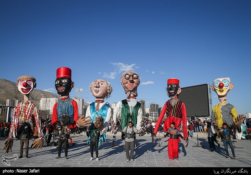 گردهمایی بزرگ عروسک‌های نوروزی در دریاچه چیتگر + تصاویر