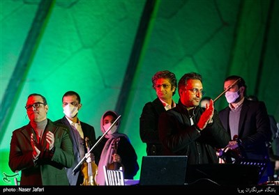 حسام ناصری آهنگساز و علیرضا قربانی خواننده در حاشیه اجرای کنسرت در میدان آزادی 