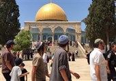 عشرات المستوطنین یدنسون الأقصى المبارک