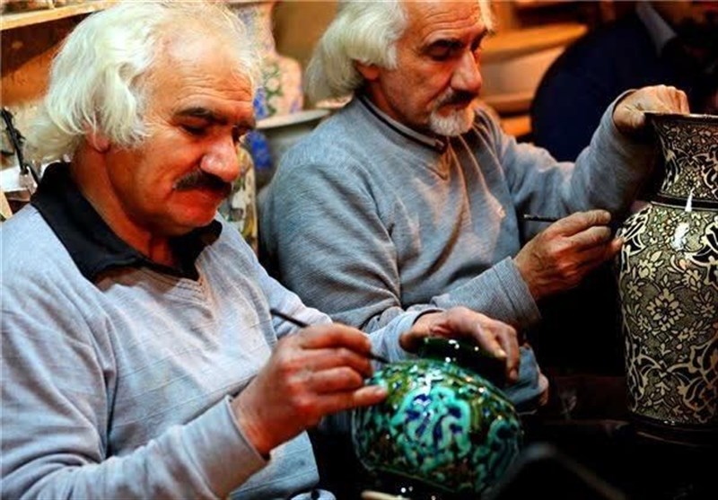 تجلیل از کارآفرینان و پیشکسوتان صنایع دستی استان فارس؛ مستند فعالیت کارگاه‌های تولیدی بزرگ تولید می‌شود