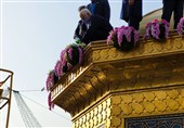 آماده سازی گلهای ضریح منور حرم امام رضا(ع) + فیلم