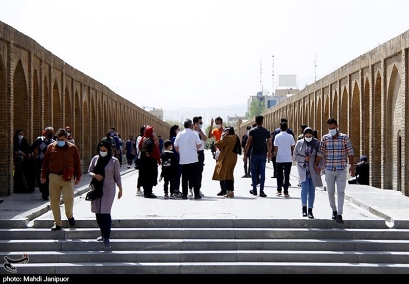 مسافران نوروزی در حاشیه زاینده‌رود به روایت تصویر