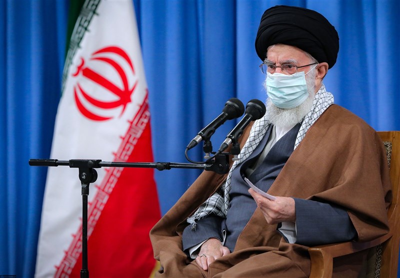 الإمام الخامنئی یلتقی القائمین على مؤتمر تکریم شهداء محافظة یزد