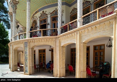 این بنا در دو طبقه با زیربنای ۸۴۰ مترمربع و در زمینی به مساحت ۴۶۳۵ مترمربع به سبک سنتی معماری پهلوی اول بنا شده‌است و جزو اولین بناهایی است که در آن سال‌ها با رویکرد آزادانه به معماری طراحی شده‌است.