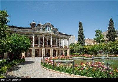 این بنا در دو طبقه با زیربنای ۸۴۰ مترمربع و در زمینی به مساحت ۴۶۳۵ مترمربع به سبک سنتی معماری پهلوی اول بنا شده‌است و جزو اولین بناهایی است که در آن سال‌ها با رویکرد آزادانه به معماری طراحی شده‌است.