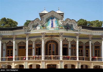 این بنا در دو طبقه با زیربنای ۸۴۰ مترمربع و در زمینی به مساحت ۴۶۳۵ مترمربع به سبک سنتی معماری پهلوی اول بنا شده‌است و جزو اولین بناهایی است که در آن سال‌ها با رویکرد آزادانه به معماری طراحی شده‌است.