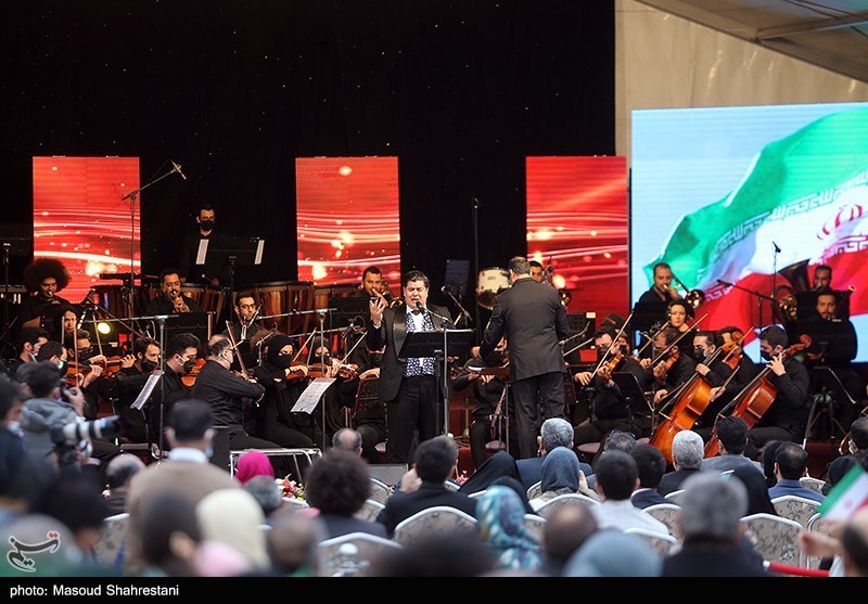 اجرای ارکستر ملی به خوانندگی سالار عقیلی در جشن ملی پرچم