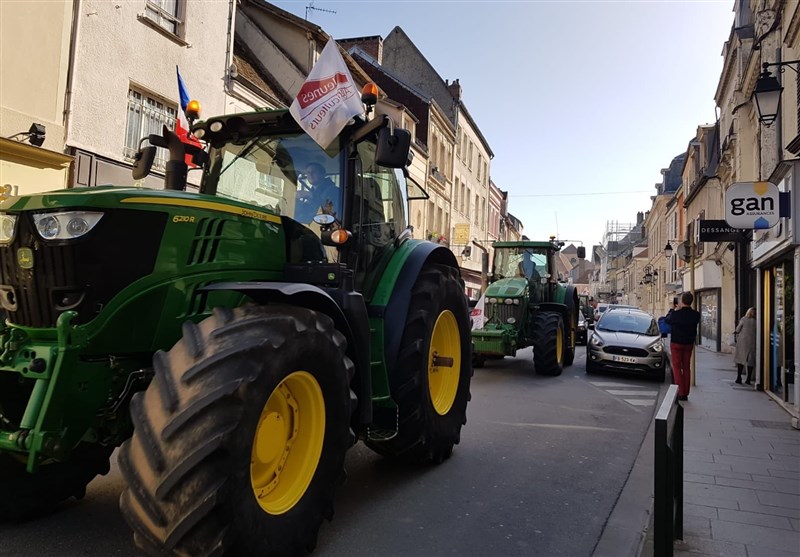 French Farmers Block Motorway Traffic to Protest Agricultural Reforms (+Video)