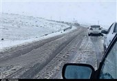 بارش برف در محور کرج - چالوس رانندگان را غافلگیر کرد