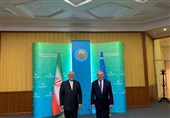 ظریف یلتقی نظیره الأوزبکی
