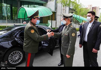 وزیر الدفاع الإیرانی یستقبل نظیره الطاجیکی