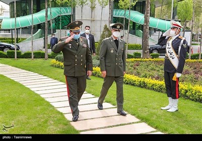 وزیر الدفاع الإیرانی یستقبل نظیره الطاجیکی