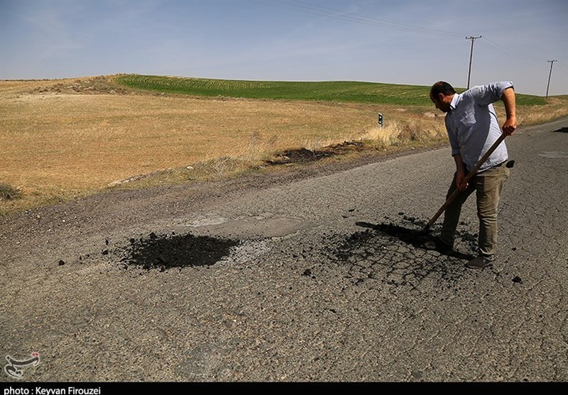 وضعیت نامطلوب جاده‌ و محورهای مواصلاتی شرق کردستان؛ آسفالت‌ بدون زیرسازی برای پُر کردن چاله ‌های &quot;مالوجه&quot;+ تصاویر