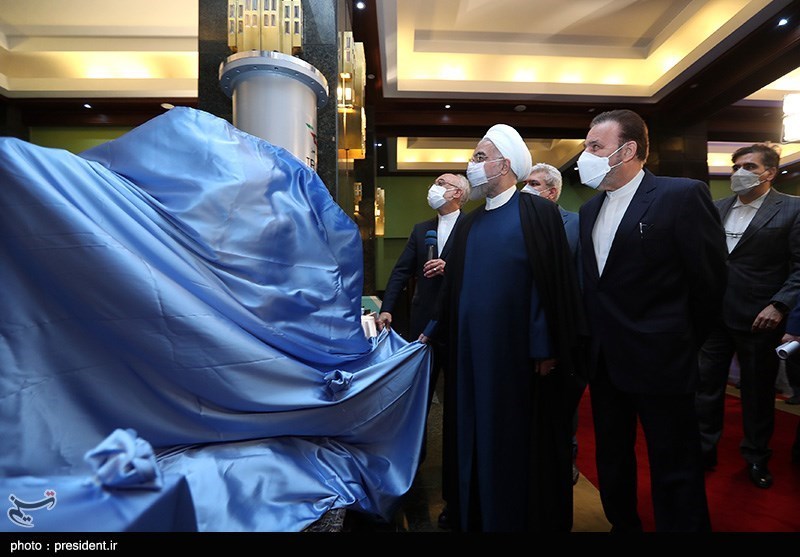 بازدید حسن روحانی، رئیس جمهور،علی‌اکبر صالحی رئیس سازمان انرژی اتمی از نمایشگاه دستاوردهای سازمان انرژی اتمی ایران