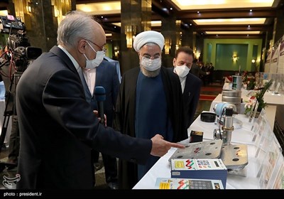 بازدید حسن روحانی، رئیس جمهور،علی‌اکبر صالحی رئیس سازمان انرژی اتمی از نمایشگاه دستاوردهای سازمان انرژی اتمی ایران