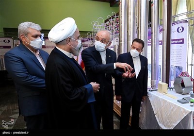 بازدید حسن روحانی، رئیس جمهور،علی‌اکبر صالحی رئیس سازمان انرژی اتمی و سورنا ستاری، معاون علمی و فناوری ریاست جمهوری از نمایشگاه دستاوردهای سازمان انرژی اتمی ایران