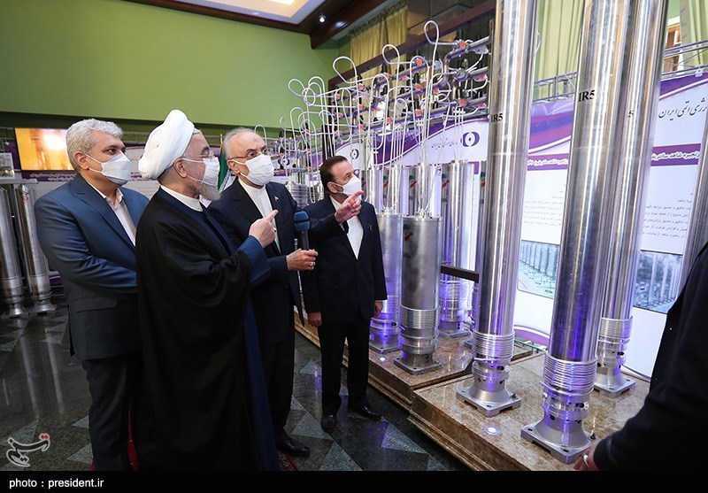 بازدید حسن روحانی، رئیس جمهور،علی‌اکبر صالحی رئیس سازمان انرژی اتمی و سورنا ستاری، معاون علمی و فناوری ریاست جمهوری از نمایشگاه دستاوردهای سازمان انرژی اتمی ایران