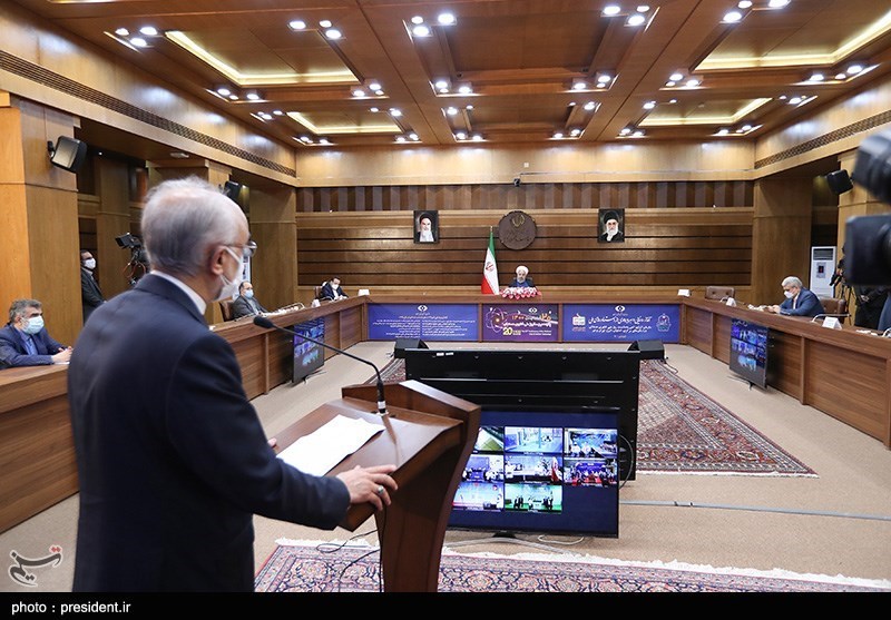 علی‌اکبر صالحی رئیس سازمان انرژی اتمی در مراسم رونمایی از ۱۳۳ دستاورد هسته‌ای با دستور رئیس جمهور