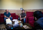 مسلم آقاجانزاده تهیه کننده و محمد درویشعلی‌پور نویسنده در پشت صحنه مجموعه تلویزیونی کلبه عمو پورنگ