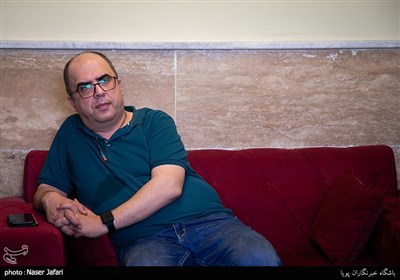 محمد درویشعلی‌پور نویسنده در پشت صحنه مجموعه تلویزیونی کلبه عمو پورنگ