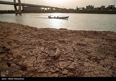 وجود پلهای متعدد و رستورانهای کنار ساحل یا بعض در دل آن از مهمترین عوامل ترسیب(ته‌نشینی)درکارون است همواره رودخانه کارون شدت رسوب‌گذاری بالادارد و این درحالیست که درچندین نقطه آب فاضلاب شهری بدون تصفیه در آن تخلیه میشود