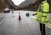 وضعیت نا ایمن جاده هراز با ریزش متناوب سنگی/مسافران نوروزی نکات ایمنی را رعایت کنند