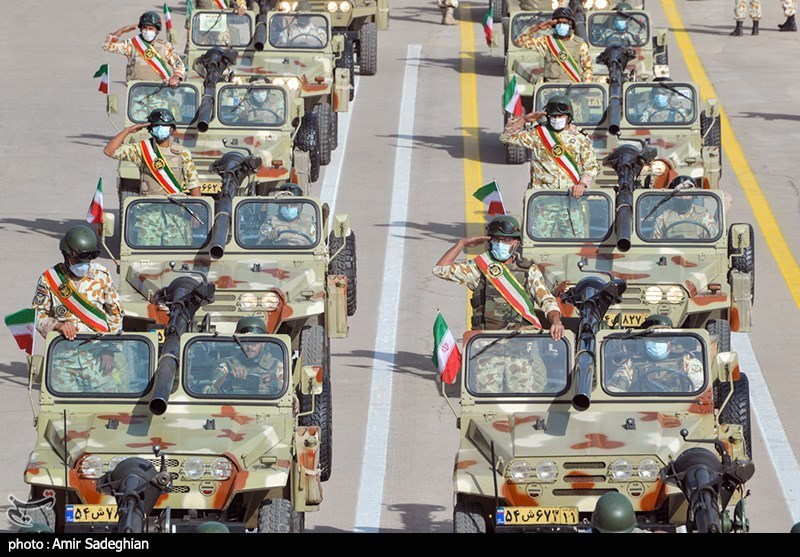 ارتش جمهوری اسلامی در استان بوشهر توان خود را در قالب رژه خودرویی به نمایش گذاشت