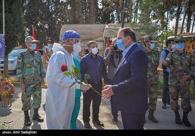 با توجه به قرار گرفتن در روز ارتش ،امیر سرتیپ دوم ابوالقاسم رضایی فرمانده ارشد آجا در فارس و کهگیلویه و بویراحمد به همراه مسئولین استانی از کادر درمان این بیمارستان قدردانی کردند.