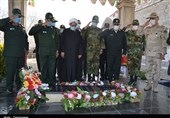 ادای احترام فرماندهان ارشد نظامی و انتظامی کردستان به شهدای گمنام؛ خانوادههای شهدا تجلیل شدند+تصاویر