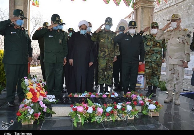 ادای احترام فرماندهان ارشد نظامی و انتظامی کردستان به شهدای گمنام؛ خانواده‌های شهدا تجلیل شدند+تصاویر