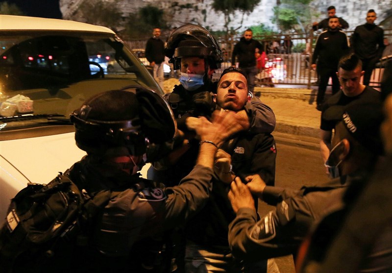 Israeli Police Clash with Palestinian Worshippers in Al-Quds (+Video)