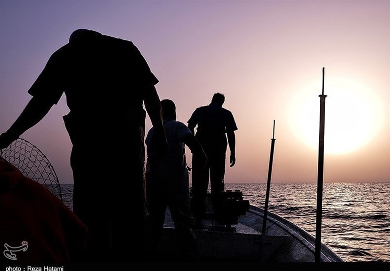 IRGC Navy Rescues 8 Fishermen in Persian Gulf