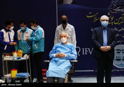 حضور سعید نمکی وزیر بهداشت در آغاز مرحله سوم کارآزمایی بالینی واکسن کرونا انستیتو پاستور ایران و انستیتو فینلای کوبا در اصفهان
