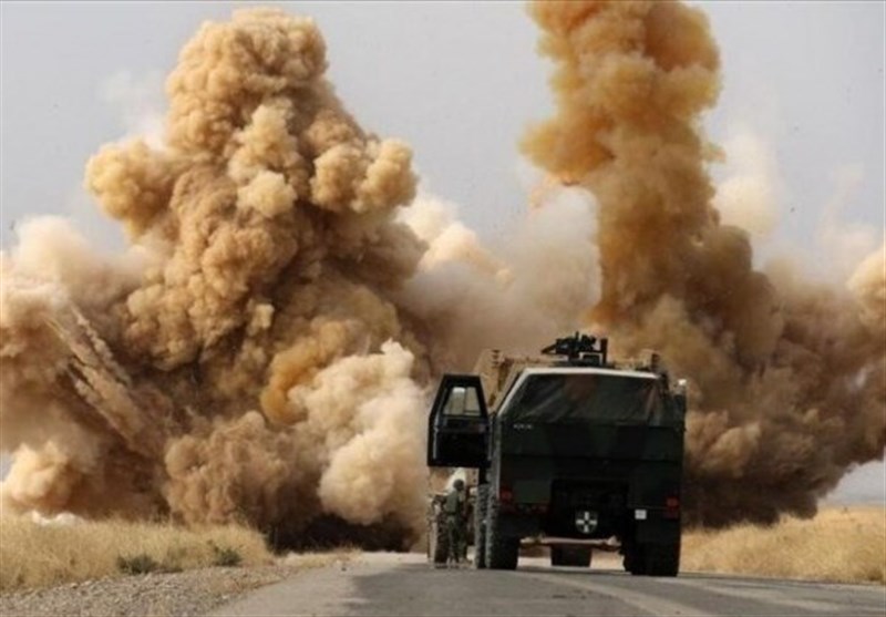 استهداف القاعدة الأمیرکیة فی مطار خراب الجیر شرقی سوریا بطائرة مسیرة