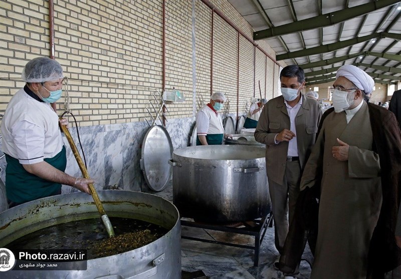 تولیت آستان قدس از مراحل طبخ و توزیع 30هزار غذای گرم در حاشیه شهر مشهد بازدید کرد