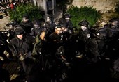 فلسطین| ازسرگیری درگیری‌ها در مسجدالاقصی/ اتحادیه عرب نشست اضطراری برگزار می‌کند/ فلسطینی‌ها مسیر منتهی به تل‌آویو را بستند