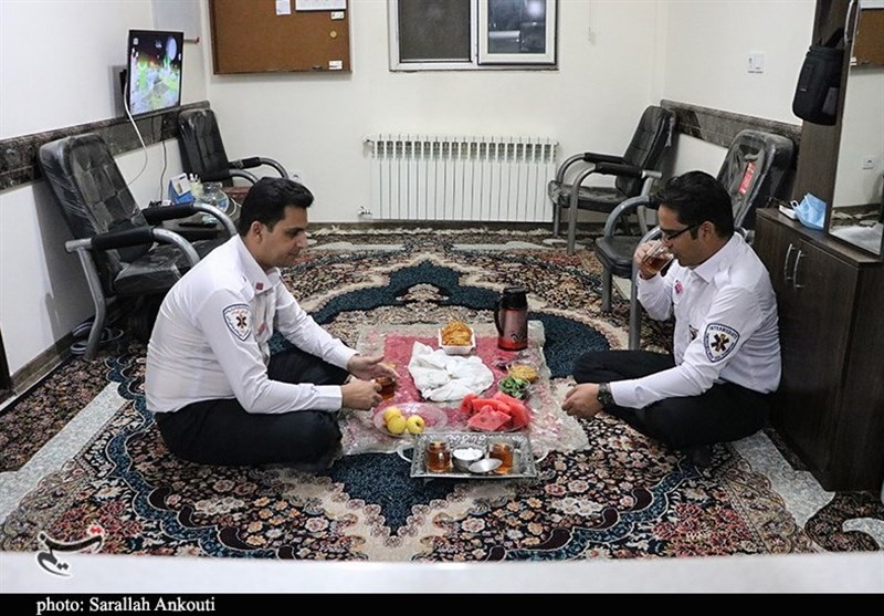 لحظه افطار در پایگاه اورژانس باهنر کرمان به روایت تصویر