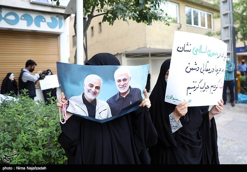 تجمع مردمی مقابل نمایندگی وزارت امور خارجه در مشهد