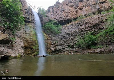 آبشار در میان کوهها قرار گرفته​ و اطراف آن​ با درختان بلند و زیبایی احاطه شده​ و مناظر اطراف آن بسیار چشم نواز است.