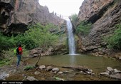 آبشار در میان کوهها قرار گرفته​ و اطراف آن​ با درختان بلند و زیبایی احاطه شده​ و مناظر اطراف آن بسیار چشم نواز است.