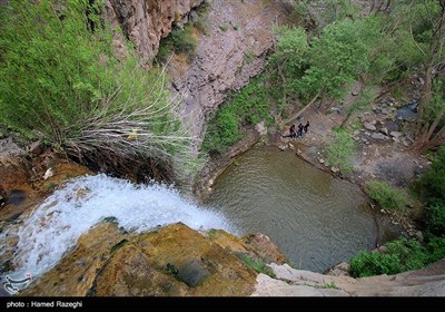 آبشار در میان کوهها قرار گرفته​ و اطراف آن​ با درختان بلند و زیبایی احاطه شده​ و مناظر اطراف آن بسیار چشم نواز است.