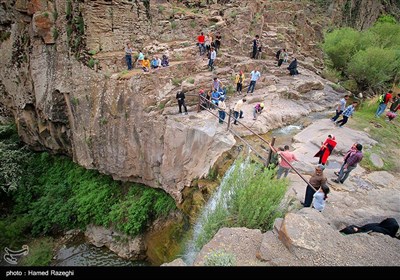 بالای سر آبشار با میله آهنی نرده کشی شده است تا ایمنی بازدید کنندگان حفظ شود. آبشار​ در مسیر رسیدن به روستا و ییلاق زیبای مرچین ( مرشین ) واقع شده و مراتع سبز و درختان فراوانی در آن به چشم می خورد.