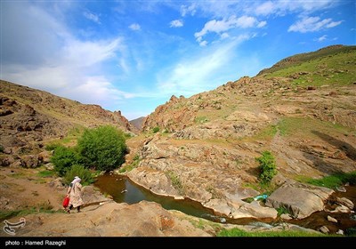 مسیر منتهی به آبشار از میان روستای زیبای کوله خانه گذشته و با عبور از میان صخره ها به آبشار می رسد. راه دسترسی به آبشار خاکی بوده و​ کمی صعب العبور است.