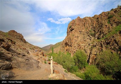 مسیر منتهی به آبشار از میان روستای زیبای کوله خانه گذشته و با عبور از میان صخره ها به آبشار می رسد. راه دسترسی به آبشار خاکی بوده و​ کمی صعب العبور است.